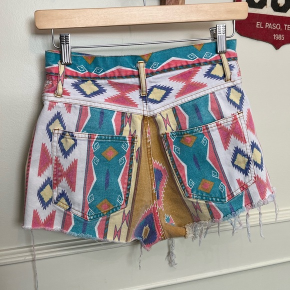 SOLD Vintage Western Shorts - Picture 4 of 6